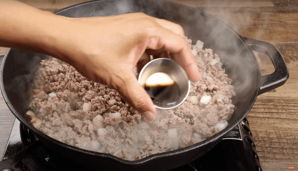 ground beef and onions for hamburger gravy, Worcestershire sauce