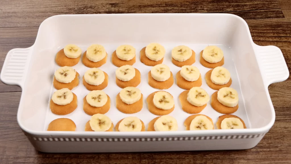 layering the banana pudding